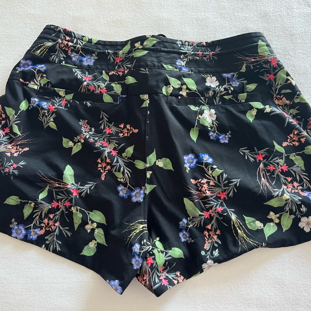 Athleta black green and red floral shorts. Size 6 Women